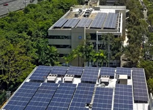 batiments-durables-panneaux-solaires-toiture-vegetation