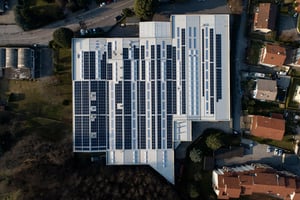 vue-aerienne-panneaux-solaires-toiture-batiment-industriel-maisons