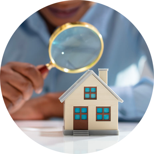 rond-loupe-maison-personne-chemise-bureau-2